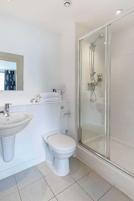 Modern 2 Bed Apartment With Stunning Seaside View EDI Eksteriør billede